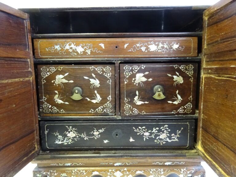 [X] CABINET PORTATIF EN BOIS AVEC INCRUSTATION DE NACRE - Vietnam - Ouvrant par…