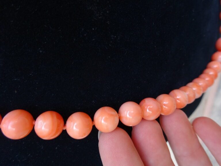 [X] COLLIER EN PERLES DE CORAIL "PEAU D'ANGE" - Chine, - Collier dont les perle…