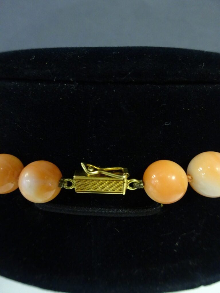 [X] COLLIER EN PERLES DE CORAIL "PEAU D'ANGE" - Chine, - Collier dont les perle…