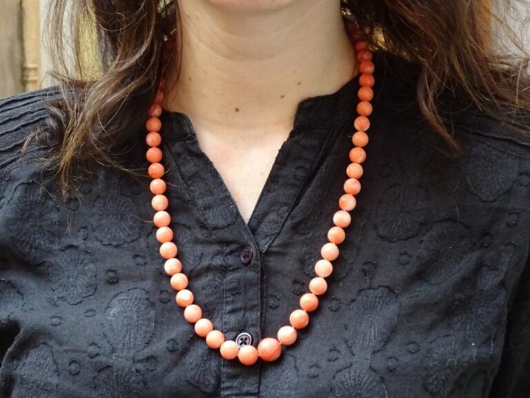 [X] COLLIER EN PERLES DE CORAIL "PEAU D'ANGE" - Chine, - Collier dont les perle…