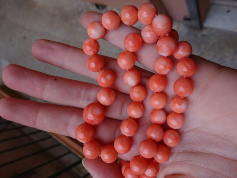 [X] COLLIER EN PERLES DE CORAIL "PEAU D'ANGE" - Chine, - Collier dont les perle…