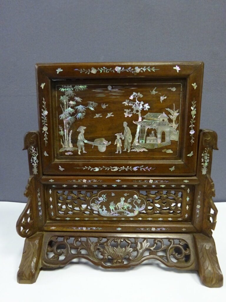 [X] ECRAN DE TABLE EN BOIS INDIGENE INCRUSTE DE NACRE - Vietnam, - Le piètement…