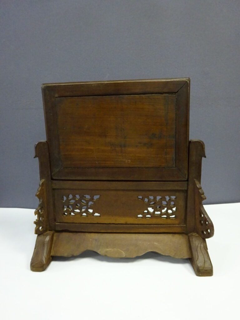 [X] ECRAN DE TABLE EN BOIS INDIGENE INCRUSTE DE NACRE - Vietnam, - Le piètement…