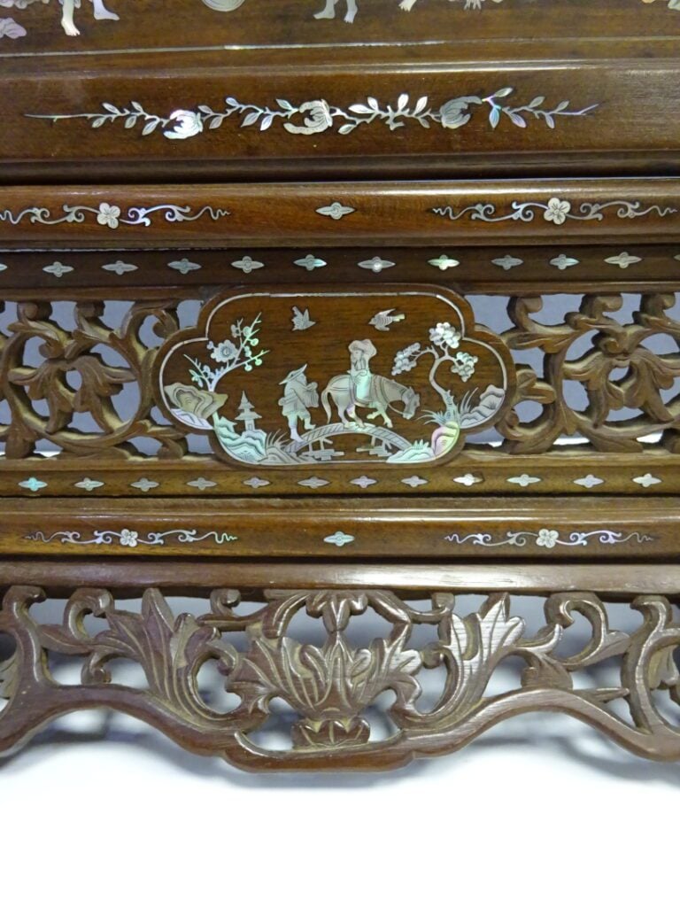 [X] ECRAN DE TABLE EN BOIS INDIGENE INCRUSTE DE NACRE - Vietnam, - Le piètement…
