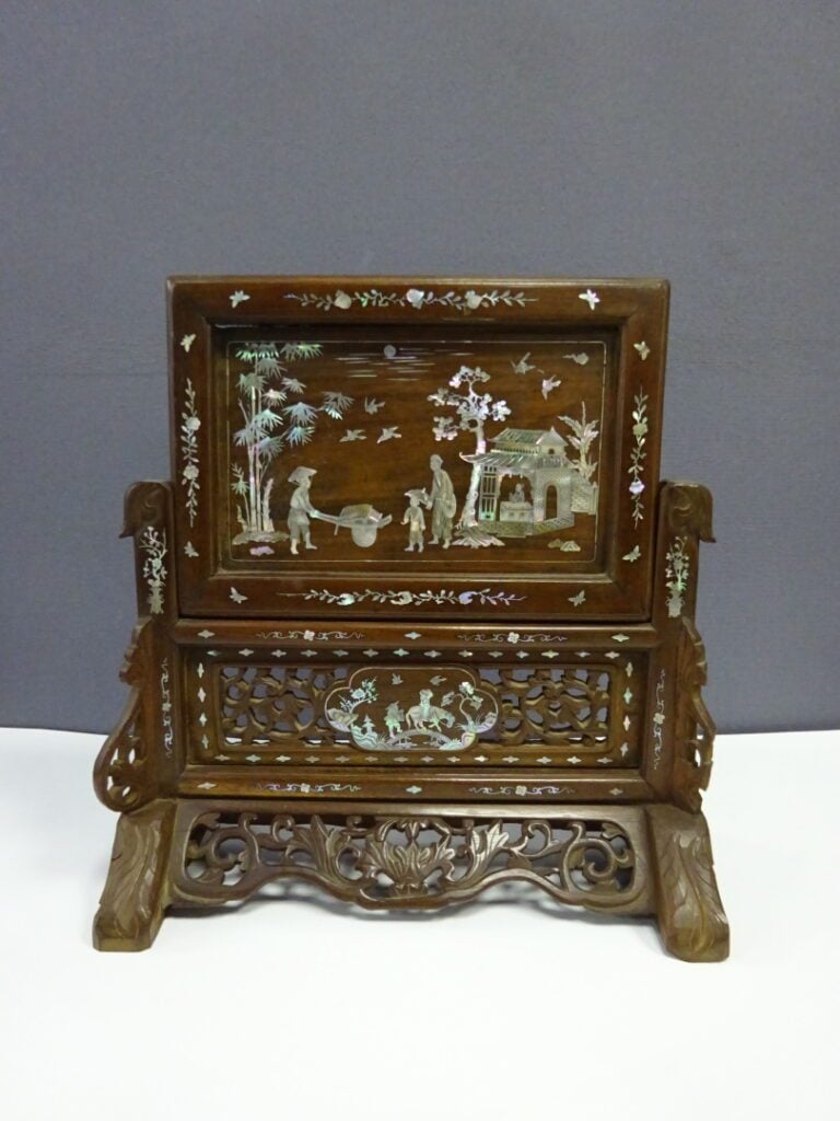[X] ECRAN DE TABLE EN BOIS INDIGENE INCRUSTE DE NACRE - Vietnam, - Le piètement…