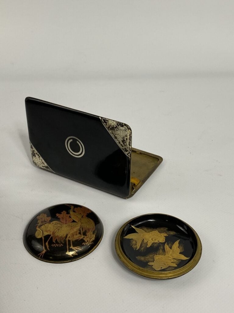 [X] ENSEMBLE DE (2) DEUX OBJETS - Comprenant: - - Une petite boite ronde en boi…