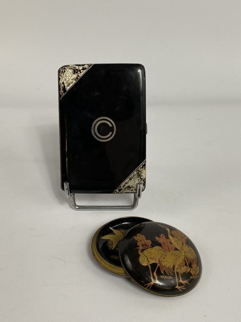[X] ENSEMBLE DE (2) DEUX OBJETS - Comprenant: - - Une petite boite ronde en boi…
