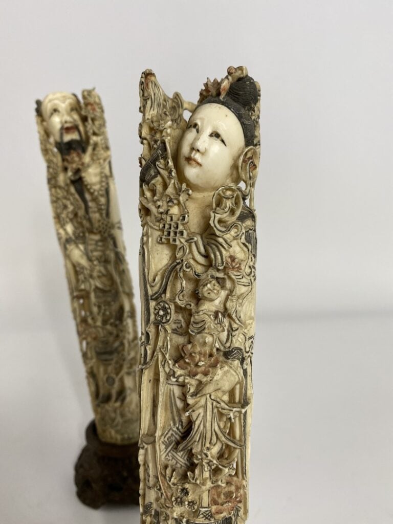 [X] ENSEMBLE DE DEUX (2) DIGNIATAIRES EN IVOIRE SCULPTE POLYCHROME - Chine, - R…