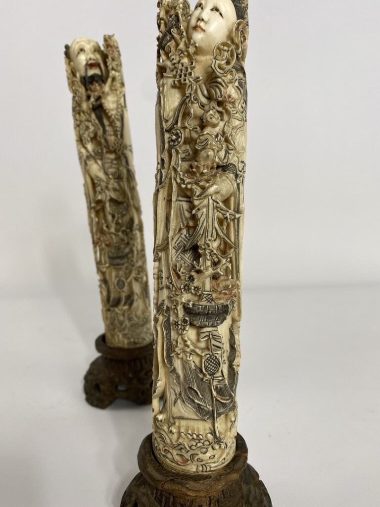 [X] ENSEMBLE DE DEUX (2) DIGNIATAIRES EN IVOIRE SCULPTE POLYCHROME - Chine, - R…