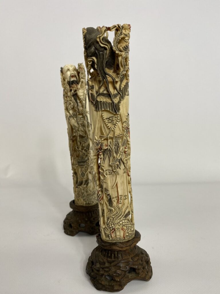 [X] ENSEMBLE DE DEUX (2) DIGNIATAIRES EN IVOIRE SCULPTE POLYCHROME - Chine, - R…