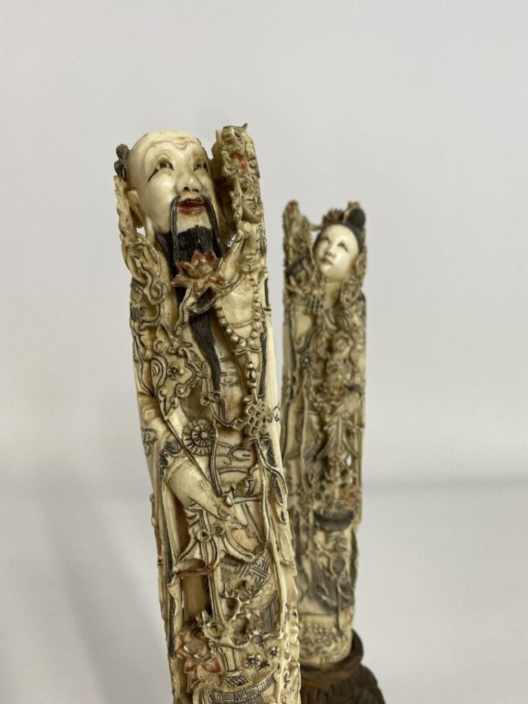[X] ENSEMBLE DE DEUX (2) DIGNIATAIRES EN IVOIRE SCULPTE POLYCHROME - Chine, - R…