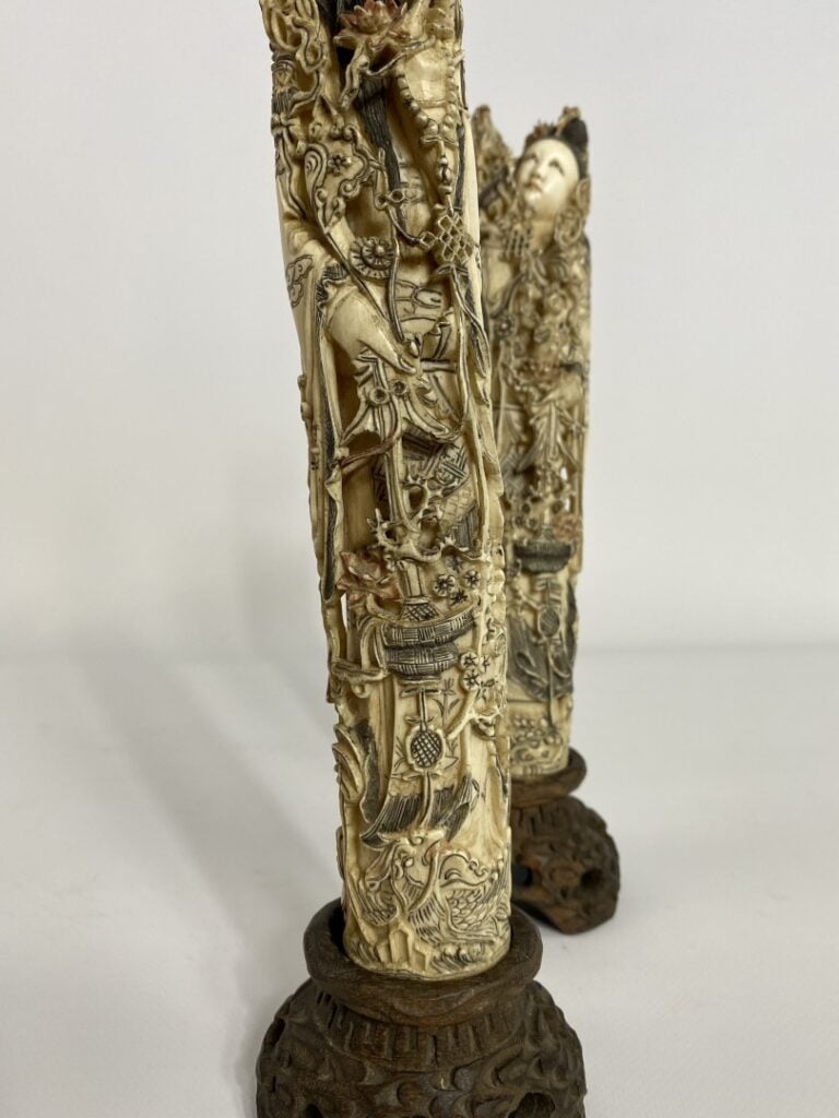 [X] ENSEMBLE DE DEUX (2) DIGNIATAIRES EN IVOIRE SCULPTE POLYCHROME - Chine, - R…