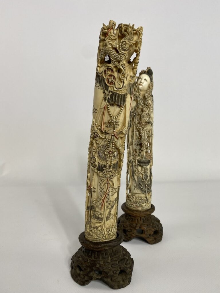 [X] ENSEMBLE DE DEUX (2) DIGNIATAIRES EN IVOIRE SCULPTE POLYCHROME - Chine, - R…