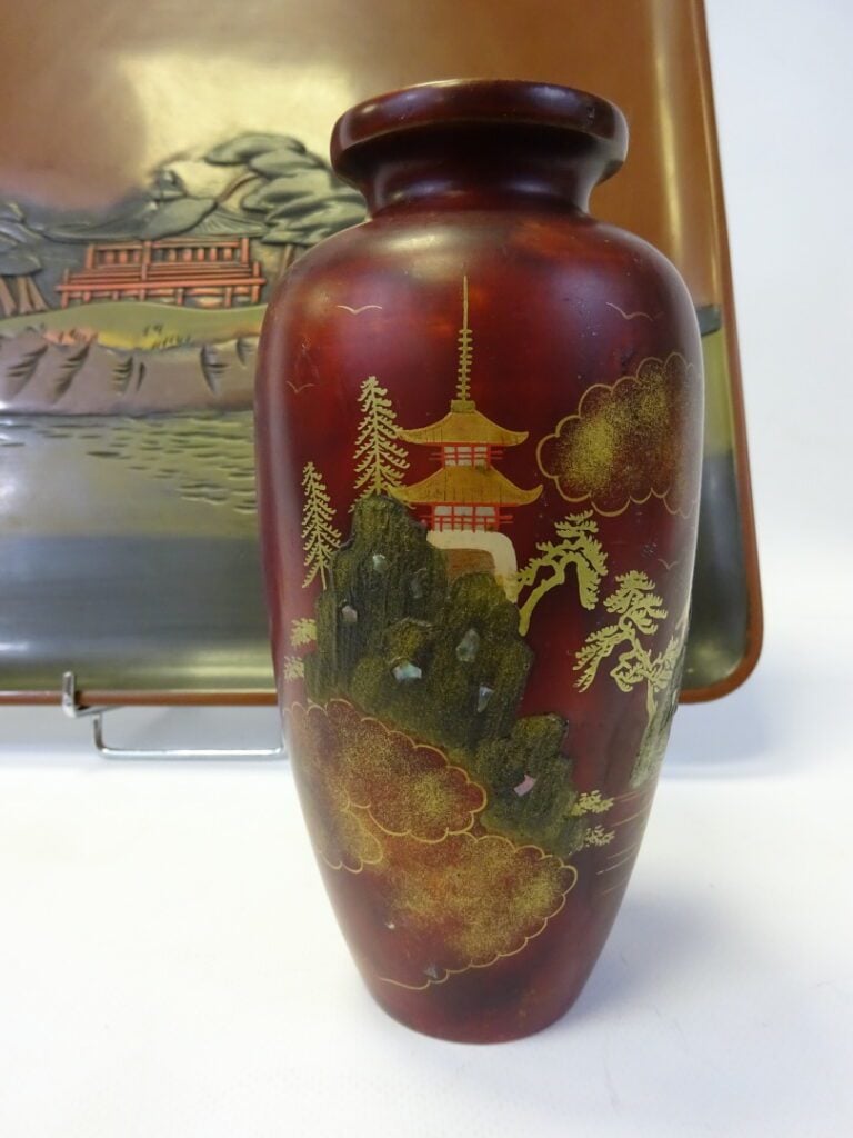 [X] ENSEMBLE DE DEUX OBJETS JAPONAIS - Japon - Comprenant un petit vase laqué r…