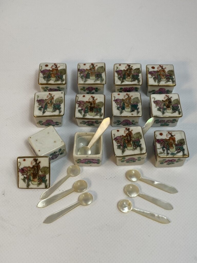 [X] ENSEMBLE DE DOUZE BOITES EN PORCELAINE EMAILLEE AVEC CUILLERES EN NACRE - C…