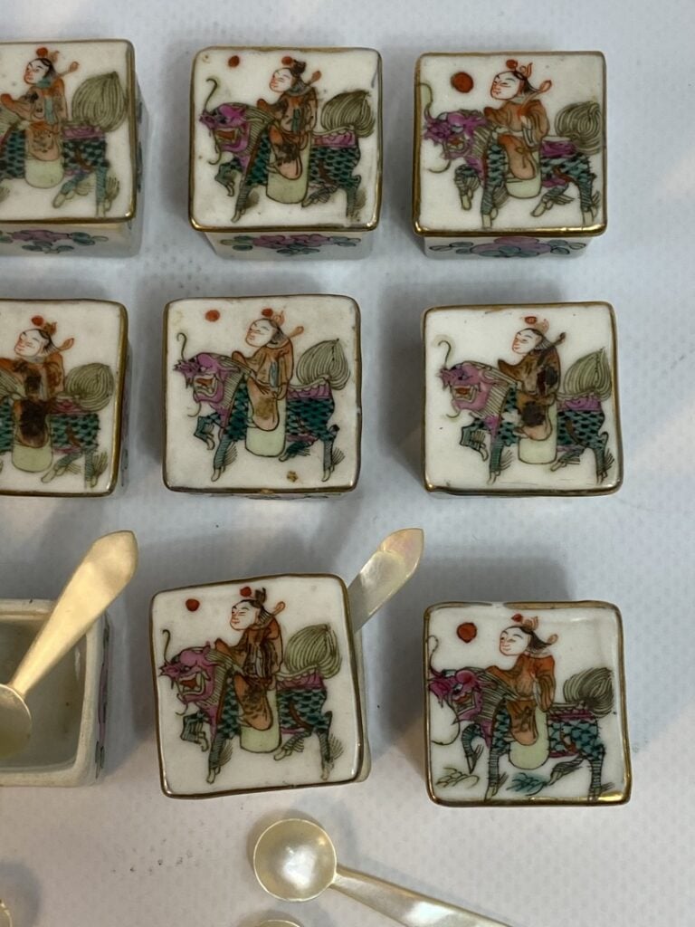[X] ENSEMBLE DE DOUZE BOITES EN PORCELAINE EMAILLEE AVEC CUILLERES EN NACRE - C…