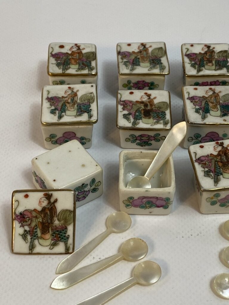 [X] ENSEMBLE DE DOUZE BOITES EN PORCELAINE EMAILLEE AVEC CUILLERES EN NACRE - C…