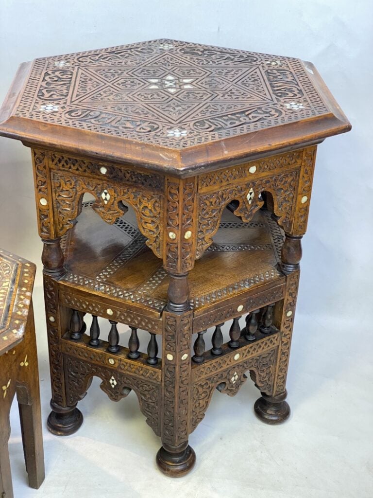 [X] Ensemble de quatre (4) guéridons en bois et incrustation de nacre - Dans le…
