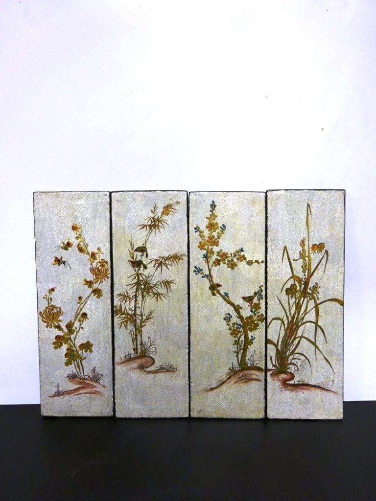 [X] ENSEMBLE DE QUATRE (4) PETITS PANNEAUX EN BOIS LAQUE AVEC INCRUSTATIONS DE…