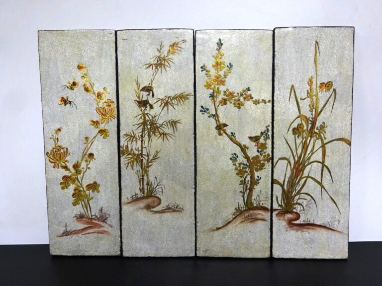 [X] ENSEMBLE DE QUATRE (4) PETITS PANNEAUX EN BOIS LAQUE AVEC INCRUSTATIONS DE…