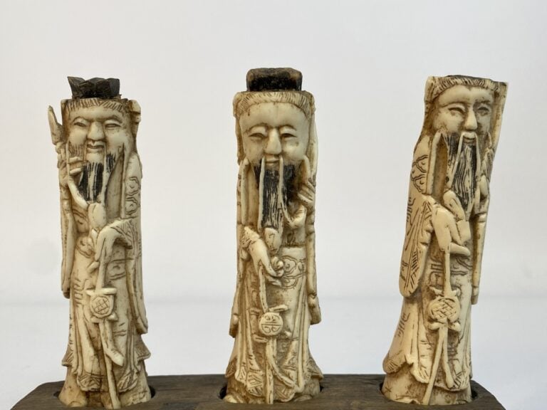 [X] ENSEMBLE DE TROIS PETITS SUJETS EN OS - Chine - Ils sont représentés debout…