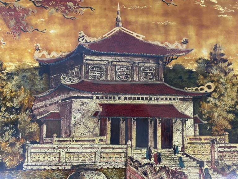 [X] GRAND PANNEAU LAQUE AVEC INCRUSTATION DE COQUILLE D'OEUFS - Vue d'un temple…