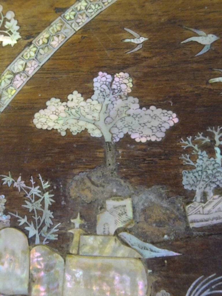 [X] GRAND PLATEAU EN BOIS INDIGENE / EXOTIQUE A DECOR INCRUSTE DE NACRE - Vietn…