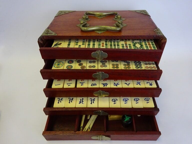 [X] JEU DE MAHJONG EN OS ET BAMBOU DANS SON COFFRET - Chine - Il s'ouvre sur ci…