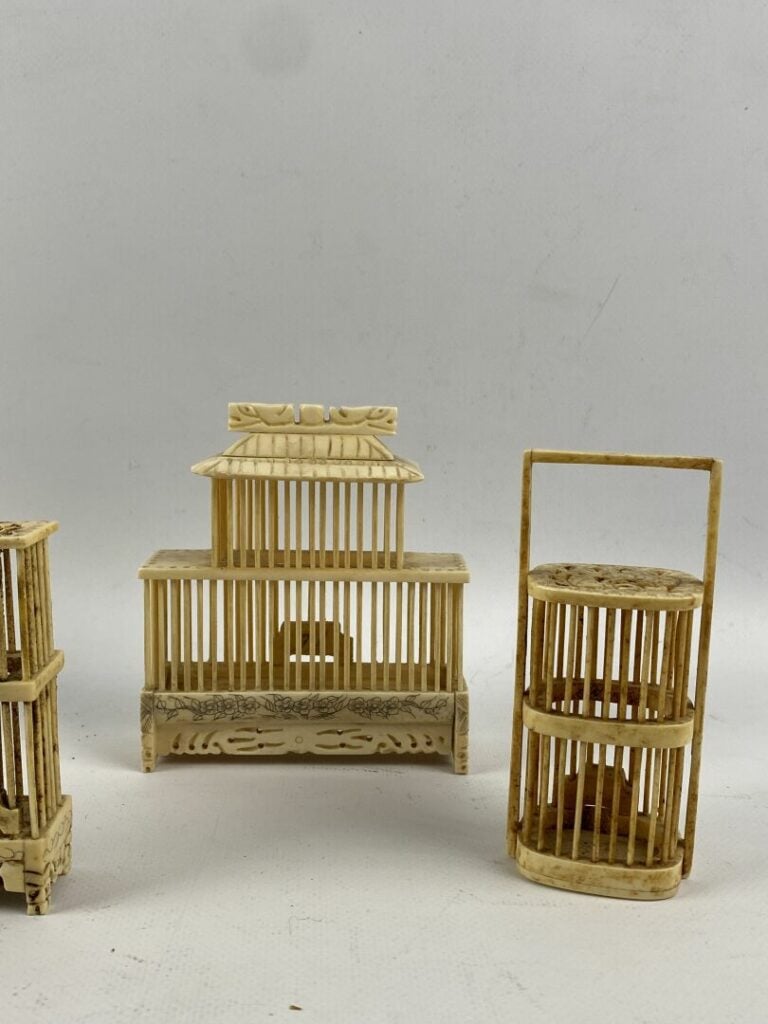 [X] Lot de cinq cages à grillons en os et ivoire ajouré - Vers 1900, travail pr…