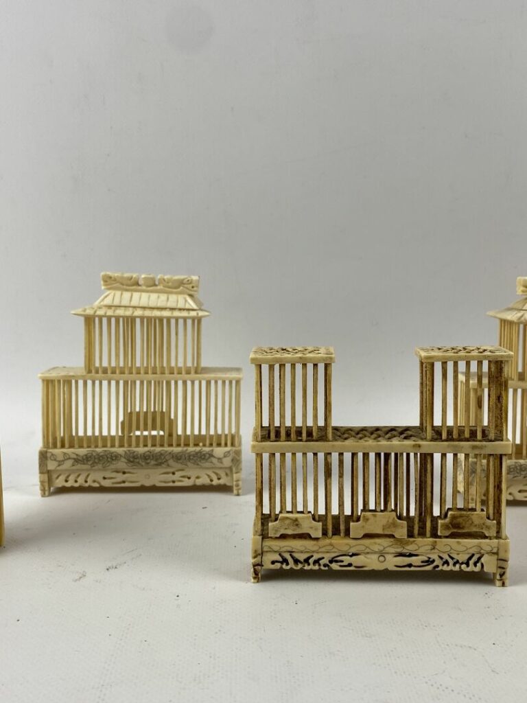 [X] Lot de cinq cages à grillons en os et ivoire ajouré - Vers 1900, travail pr…
