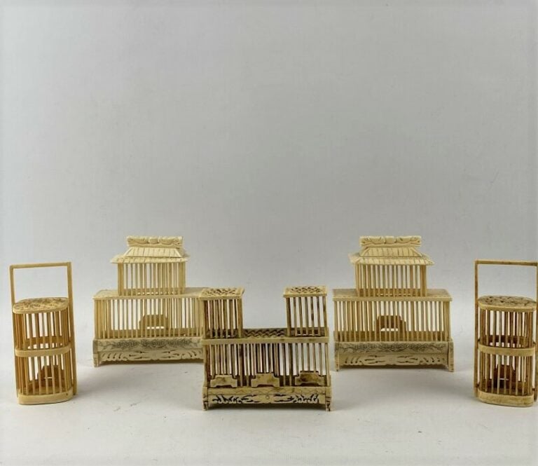 [X] Lot de cinq cages à grillons en os et ivoire ajouré - Vers 1900, travail pr…