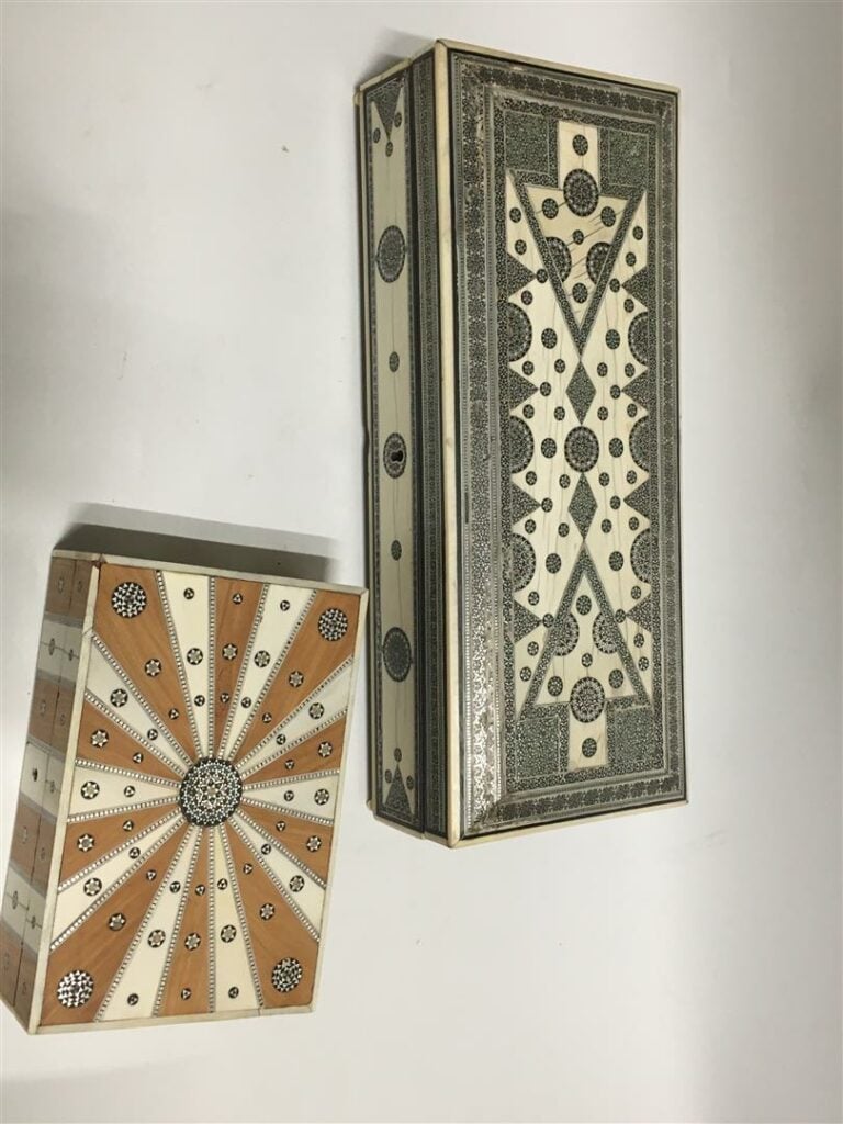 [X] [/] LOT DE DEUX (2) BOÎTES EN BOIS ET NACRE - Inde, Vizagapatam - L (la plu…