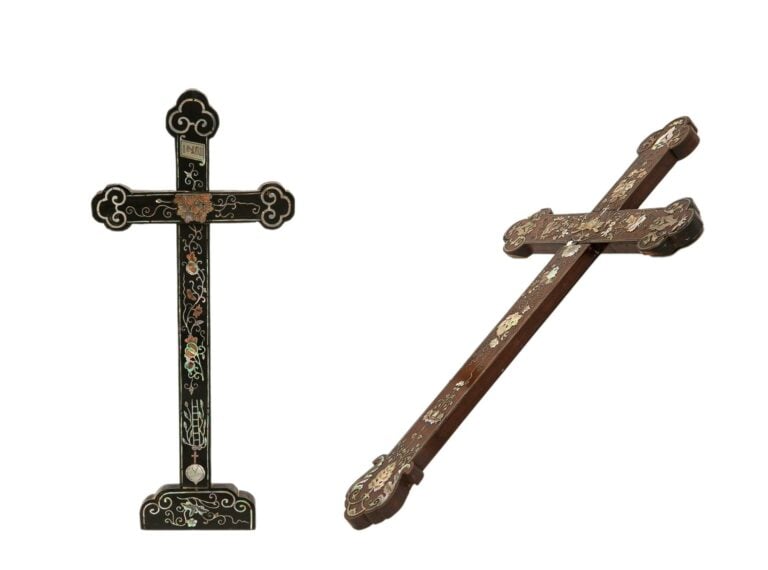 [X] LOT DE DEUX (2) CROIX EN BOIS INDIGENE A DECOR INCRUSTE DE NACRE - Vietnam,…