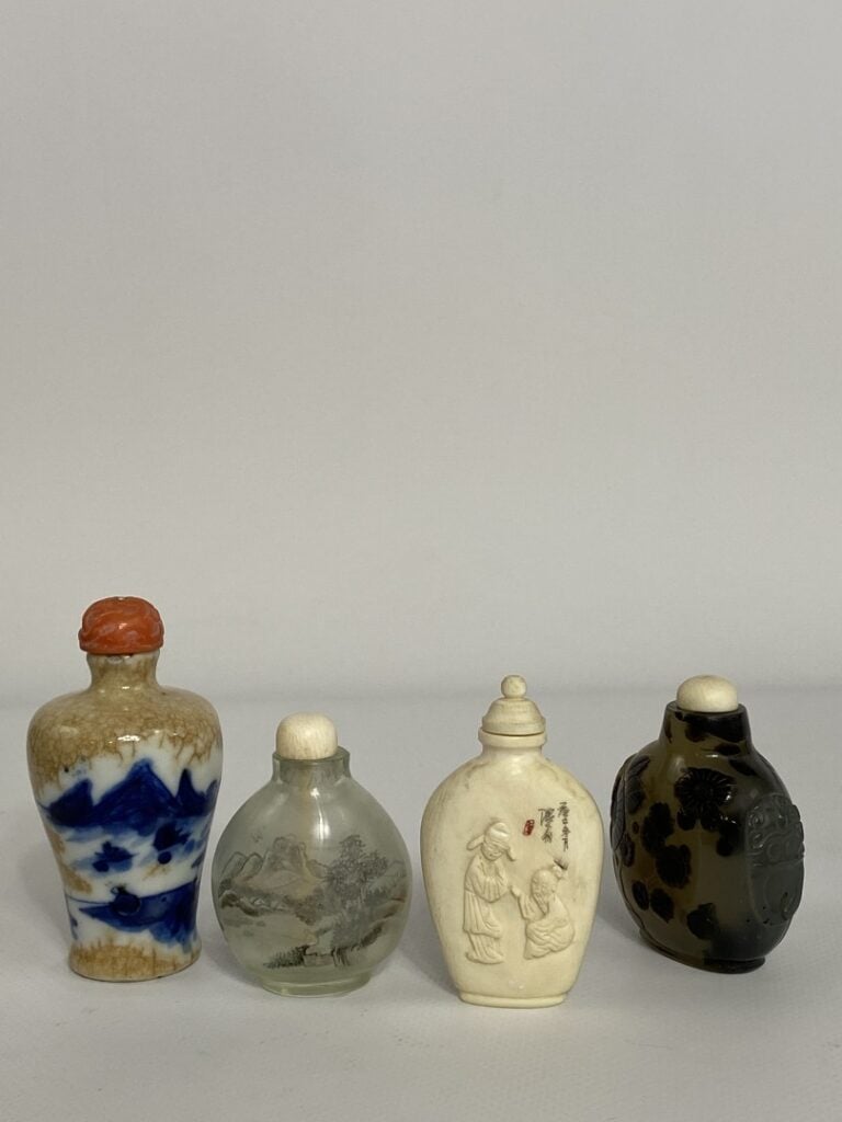 [X] LOT DE QUATRE (4) TABATIERES - Chine - L'une est en porcelaine craquelée à…