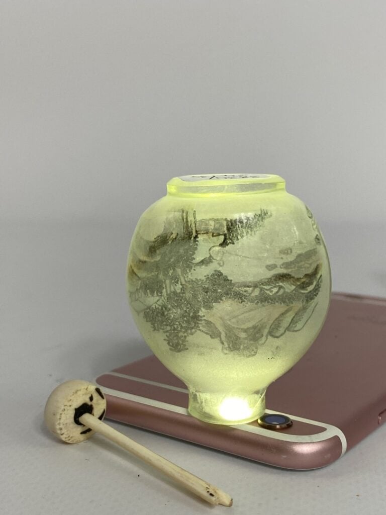 [X] LOT DE QUATRE (4) TABATIERES - Chine - L'une est en porcelaine craquelée à…