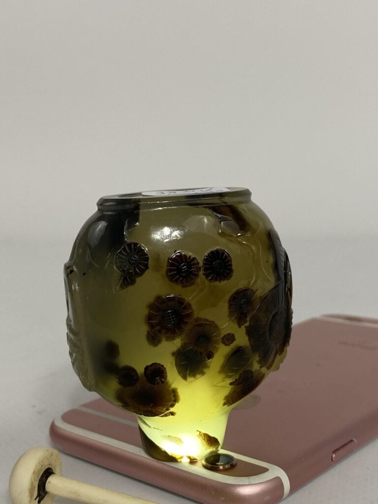 [X] LOT DE QUATRE (4) TABATIERES - Chine - L'une est en porcelaine craquelée à…