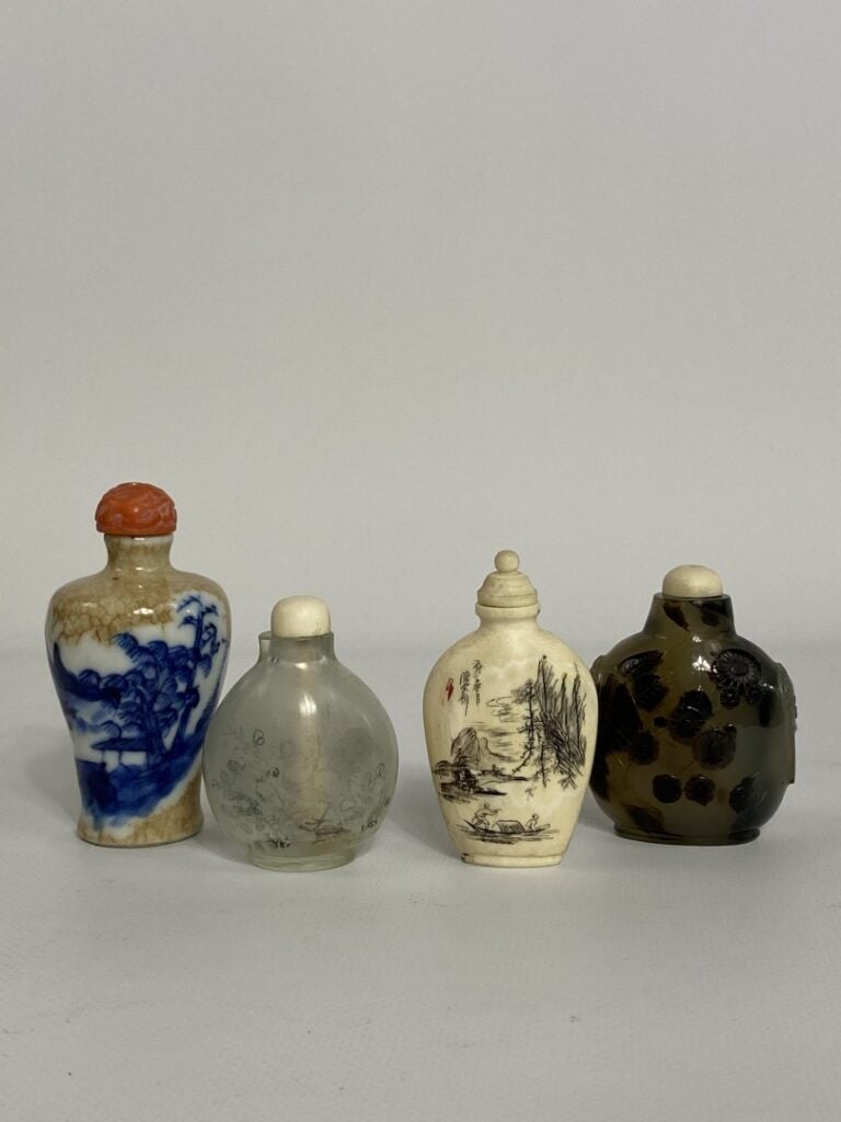 [X] LOT DE QUATRE (4) TABATIERES - Chine - L'une est en porcelaine craquelée à…