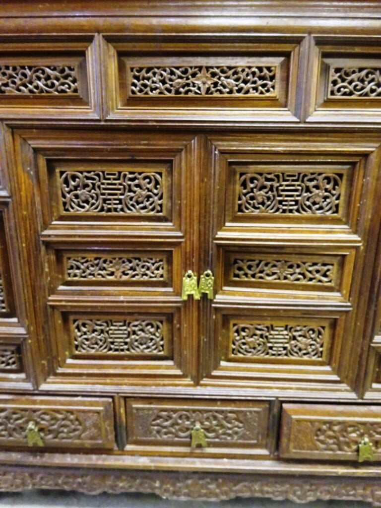 [X] [.] MEUBLE D'AUTEL EN BOIS INDIGENE - Vietnam, XXe siècle - Commode en bois…