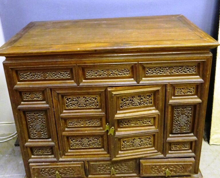 [X] [.] MEUBLE D'AUTEL EN BOIS INDIGENE - Vietnam, XXe siècle - Commode en bois…