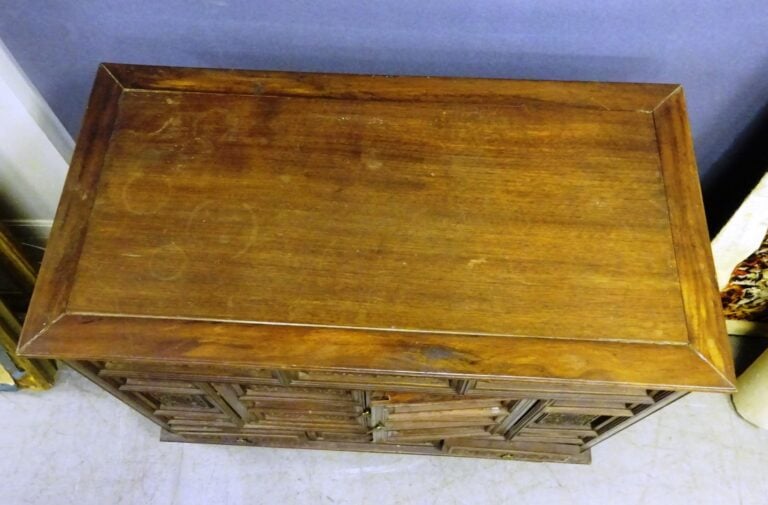 [X] [.] MEUBLE D'AUTEL EN BOIS INDIGENE - Vietnam, XXe siècle - Commode en bois…
