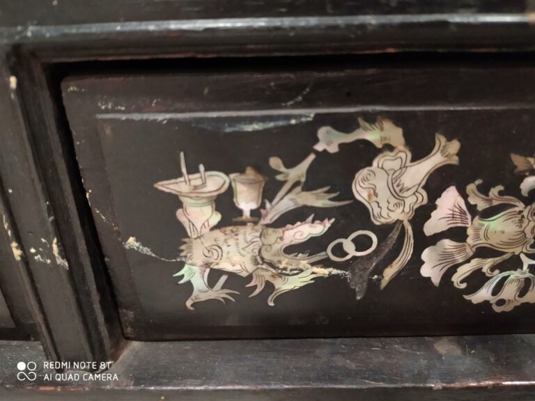 [X] [/] MEUBLE EN BOIS NOIRCI A DECOR INCRUSTE DE NACRE - Vietnam, Tonkin, Nam…