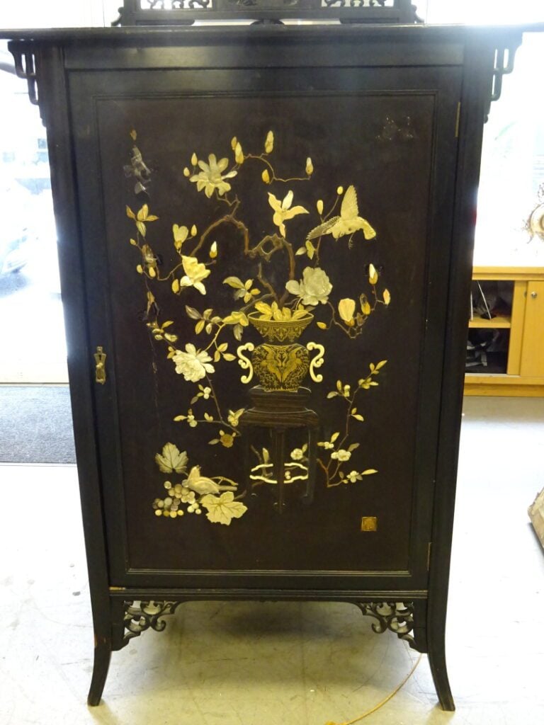 [X] [-] MEUBLE EN BOIS NOIRCI ET NACRE - Chine, - Ouvrant à une porte celle-ci…
