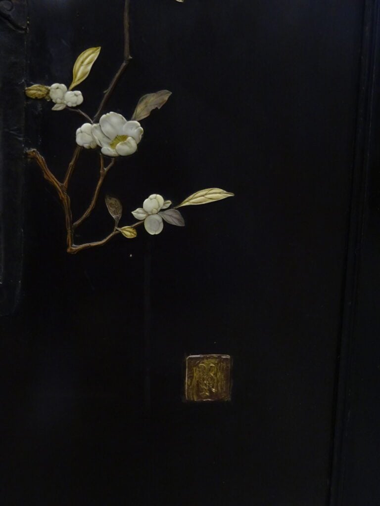 [X] [-] MEUBLE EN BOIS NOIRCI ET NACRE - Chine, - Ouvrant à une porte celle-ci…