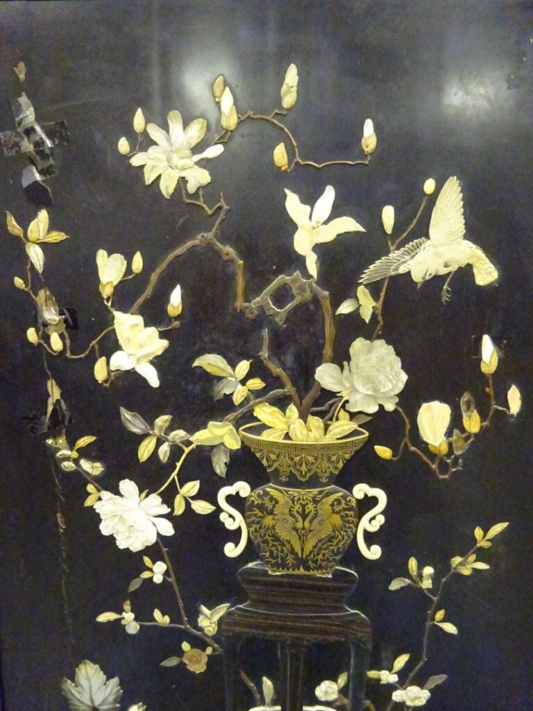 [X] [-] MEUBLE EN BOIS NOIRCI ET NACRE - Chine, - Ouvrant à une porte celle-ci…