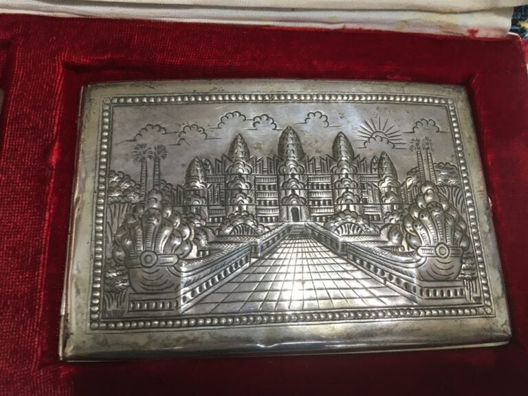 [X] [-] NECESSAIRE DE FUMEUR EN ARGENT INDOCHINOIS - Indochine, - Travaillé au…
