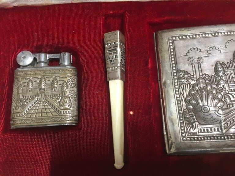 [X] [-] NECESSAIRE DE FUMEUR EN ARGENT INDOCHINOIS - Indochine, - Travaillé au…