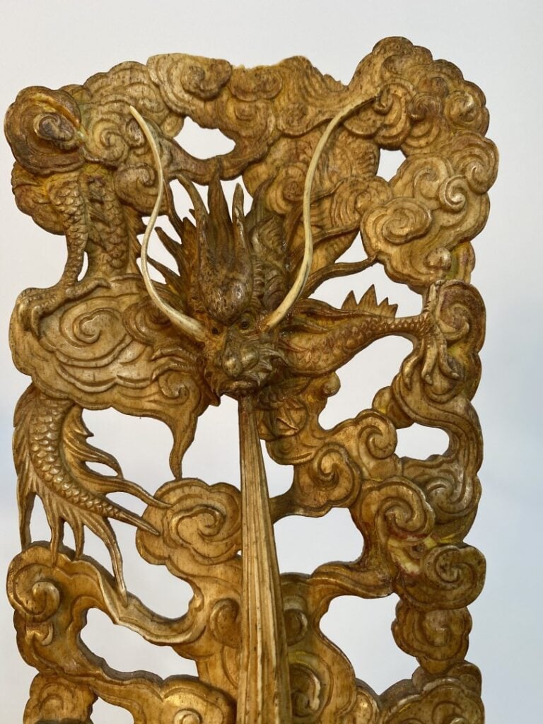 [X] OS SCULPTE A L'EFFIGIE D'UN DRAGON - Chine - Richement sculpté représentant…