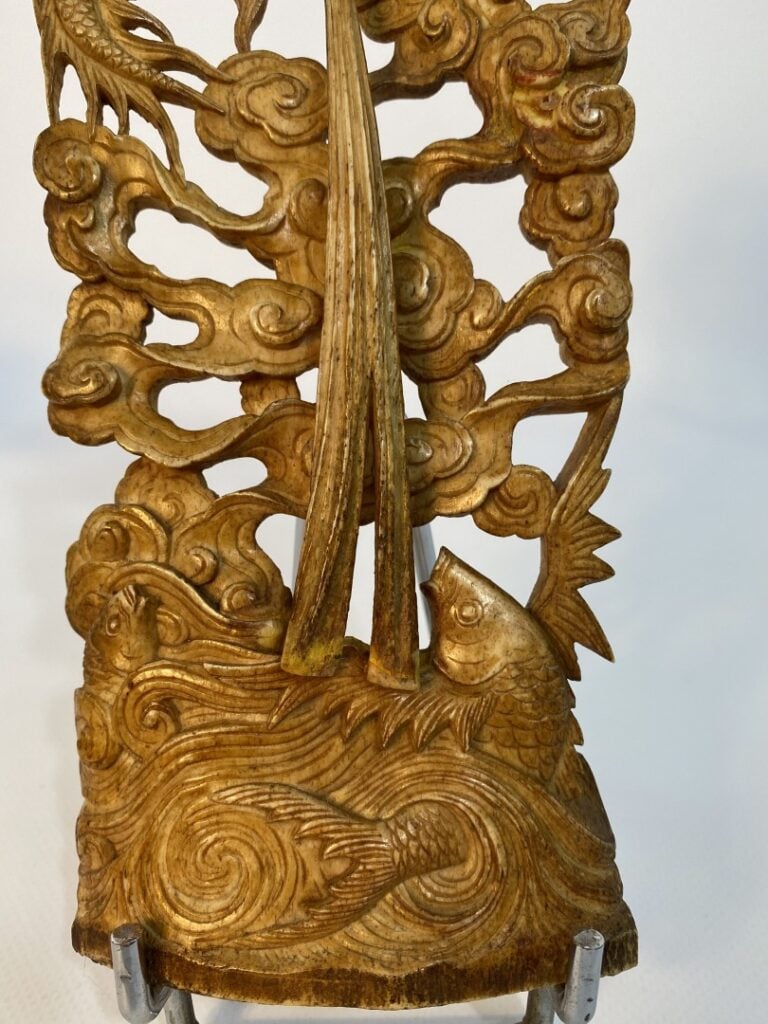 [X] OS SCULPTE A L'EFFIGIE D'UN DRAGON - Chine - Richement sculpté représentant…
