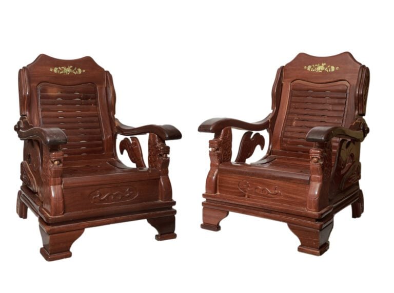 [X] PAIRE DE DEUX FAUTEUILS EN BOIS INDIGENE AVEC INCRUSTATION DE NACRE - Vietn…