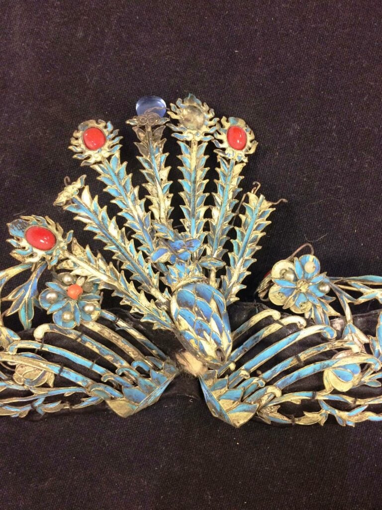 [X] PARTIE DE TIARE EN MARQUETERIE DE PLUMES DE MARTIN-PÊCHEUR, TIAN-TSUI ?? -…